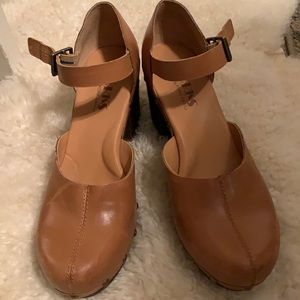 KORKS Clogs that buckle at ankle